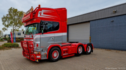 20251019-Tom-Holding-00144